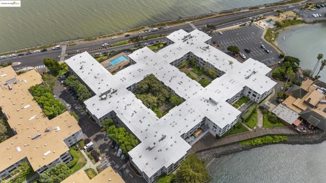5 Admiral Dr, Emeryville CA: https://media.crmls.org/mediaz/f02af761-7c46-4492-bea2-d24d90895687.jpg