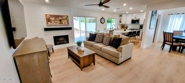 3322 Rainbow Creek Circle, Thousand Oaks CA: https://media.crmls.org/mediaz/f02c3f57-1cae-41ed-90b7-787ec1534470.jpg