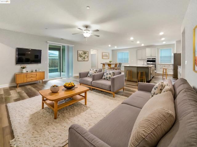 2066 Espana Ln, Rio Vista CA: https://media.crmls.org/mediaz/f02c72db-e83b-4239-b12f-1b0db32a2ad6.jpg