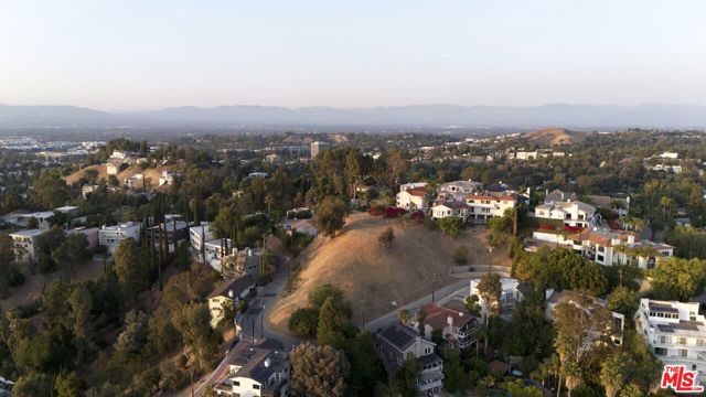 5015 Calatrana Drive, Woodland Hills CA: https://media.crmls.org/mediaz/f02cefed-424f-4abd-87bc-5dac5845c4c2.jpg