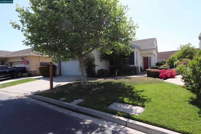 290 Black Amber Way, Brentwood CA: https://media.crmls.org/mediaz/f02cf9b9-e79f-45b1-8284-b12e97391034.jpg