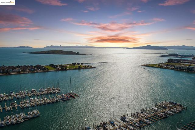 3 Harbor View Dr, Richmond CA: https://media.crmls.org/mediaz/f02d12d4-39a4-4d5e-8454-6a05a071808a.jpg