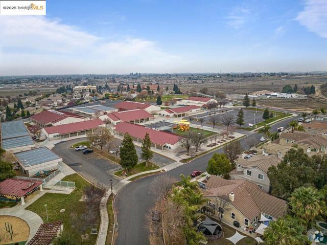 562 Douglas Drive, Brentwood CA: https://media.crmls.org/mediaz/f02d1c8b-cb10-404e-a2ce-a839a34127cc.jpg