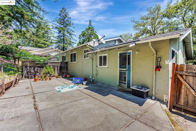 2050 Donald Dr, Moraga CA: https://media.crmls.org/mediaz/f02d543f-affa-4b22-82c2-95b58cc68107.jpg