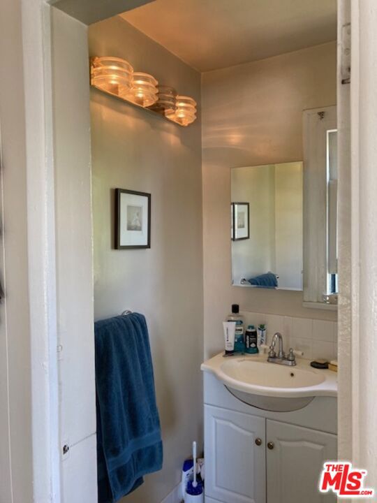 1212 1214 S Tremaine Avenue, Los Angeles CA: https://media.crmls.org/mediaz/f02e2708-432a-46d8-a1a9-0eee37b0a7d5.jpg
