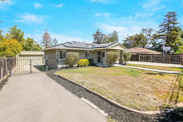 17526 Parker Rd, Castro Valley CA: https://media.crmls.org/mediaz/f02f7988-5a84-4b54-ab96-bb54da6be556.jpg