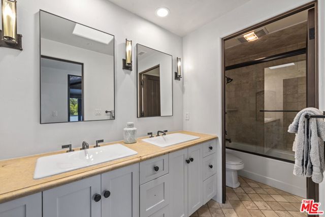27355 Pacific Coast Highway, Malibu CA: https://media.crmls.org/mediaz/f0301243-90f9-4ee7-820c-59c27f5cab57.jpg