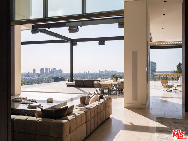 1305 Collingwood Place, Los Angeles CA: https://media.crmls.org/mediaz/f03025c8-6158-4dc2-83ea-94a4e3cabce6.jpg