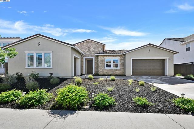 4072 Whitney Vista Ln, Rocklin CA: https://media.crmls.org/mediaz/f0308174-d333-4267-aa9b-90cea9fb66bb.jpg