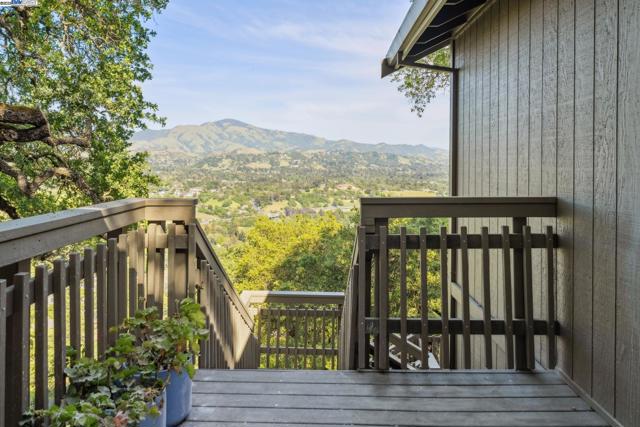 361 Castle Crest Rd, Alamo CA: https://media.crmls.org/mediaz/f03105fe-11e2-424d-92e0-c58ff3071524.jpg