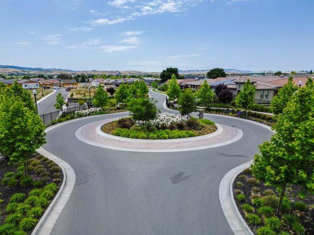 2008 White Oak Drive, Hollister CA: https://media.crmls.org/mediaz/f0329d72-420f-468c-b0ac-40cc201c0488.jpg