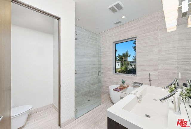 653 Oxford Ave, Venice CA: https://media.crmls.org/mediaz/f03342e5-7a93-411d-a269-b086478d10d1.jpg