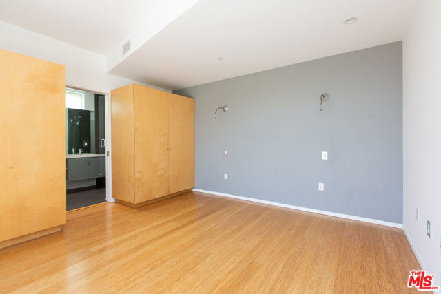 3907 De Longpre Avenue, Los Angeles CA: https://media.crmls.org/mediaz/f0340307-a738-4898-aede-60a766aa9d5e.jpg
