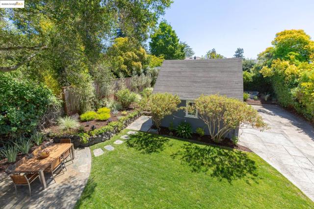 1145 Mandana Blvd, Oakland CA: https://media.crmls.org/mediaz/f0349b49-5bbd-4bef-ba3a-989e013112ea.jpg
