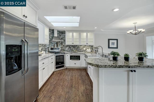 1232 Skycrest Dr, Walnut Creek CA: https://media.crmls.org/mediaz/f034d801-a9df-44c0-a1a6-da886b073cdf.jpg