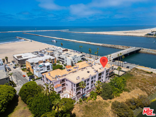 6220 Pacific Avenue, Playa del Rey CA: https://media.crmls.org/mediaz/f0357f6c-96b4-4e29-aeb6-b912d91ed989.jpg