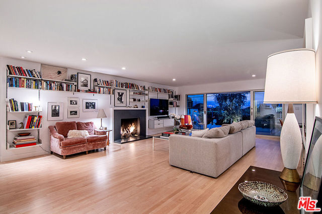 9353 Duxbury Road, Los Angeles CA: https://media.crmls.org/mediaz/f035e275-8c48-489c-bdb1-49beb9fb21c6.jpg