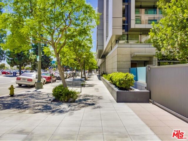 1155 S Grand Avenue, Los Angeles CA: https://media.crmls.org/mediaz/f0372d4a-bfaa-410c-acca-7fbd6d0150ed.jpg