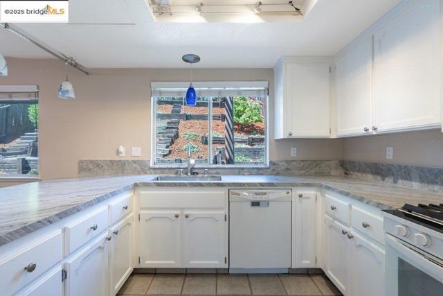1003 Linda Vista Way, Rio Vista CA: https://media.crmls.org/mediaz/f0377473-54c7-42a0-91d2-2aee673caf20.jpg