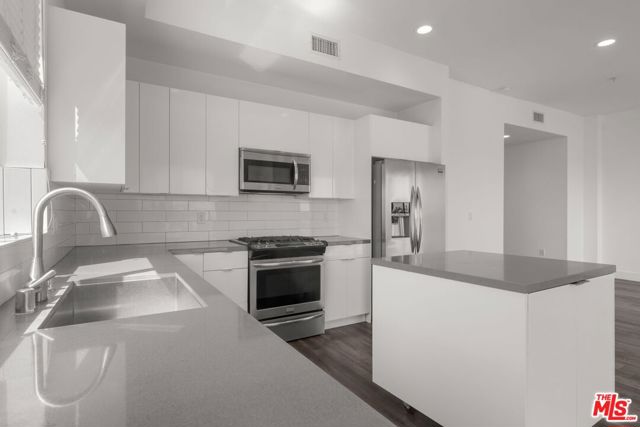 1215 S Bedford Avenue, Los Angeles CA: https://media.crmls.org/mediaz/f0381965-7a37-4ad5-ab28-a6e97cbbc291.jpg