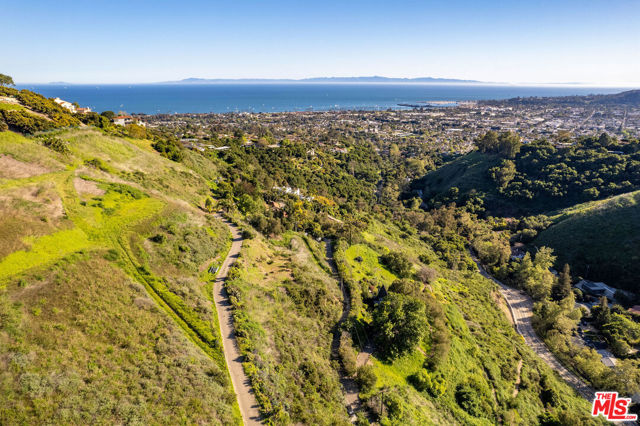 416 Ranchito Vista Road, Santa Barbara CA: https://media.crmls.org/mediaz/f038f99a-5bd1-4404-9fb8-49c41c022063.jpg