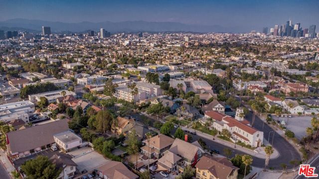 2057 S Oxford Avenue, Los Angeles CA: https://media.crmls.org/mediaz/f03944ad-628e-4376-8ba0-747921f76234.jpg