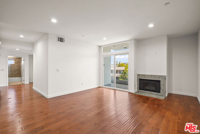 401 N Serrano Avenue, Los Angeles CA: https://media.crmls.org/mediaz/f0395377-c51e-4bed-a3da-a293dc91ad30.jpg