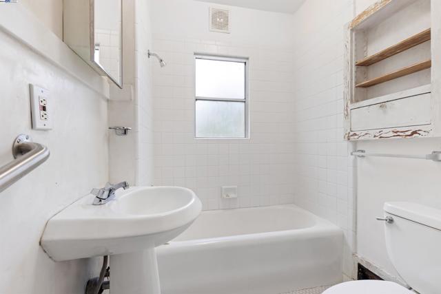 4011 Brighton Ave, Oakland CA: https://media.crmls.org/mediaz/f0395857-499d-4571-8238-137c8ed65510.jpg