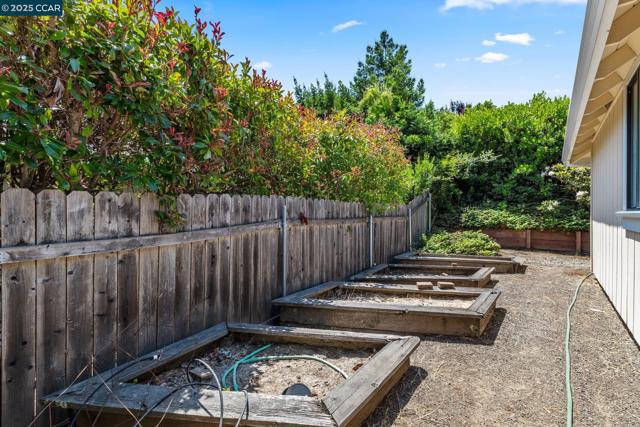 109 Bria Ct, Walnut Creek CA: https://media.crmls.org/mediaz/f03ae617-57e0-43a3-a46f-3ede28936dcd.jpg