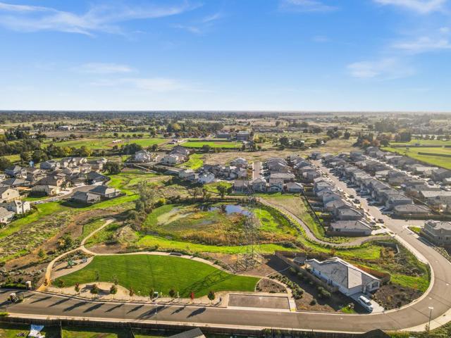 8189 Scrimshaw Way, Sacramento CA: https://media.crmls.org/mediaz/f03b9a81-8f26-4b4d-b158-eceac57ab770.jpg