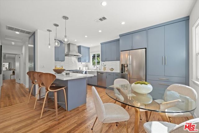 2212 Navy Street, Santa Monica CA: https://media.crmls.org/mediaz/f03d1bce-8270-4a72-80e4-8b49d31a3ea6.jpg