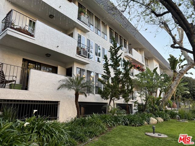837 N West Knoll Drive, West Hollywood CA: https://media.crmls.org/mediaz/f03d7e28-a4b4-48b3-947e-08fe06c4e0d4.jpg