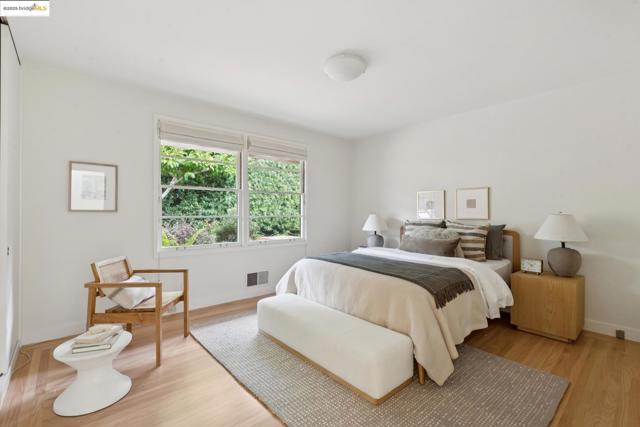 64 Crest Rd, Piedmont CA: https://media.crmls.org/mediaz/f03fe4a3-cf63-4b09-a2fb-a762523c7cfe.jpg