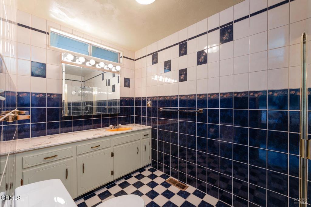 https://media.crmls.org/mediaz/f040642f-38c9-42c1-8cf9-87858ea83305.jpg?preset=X-Large