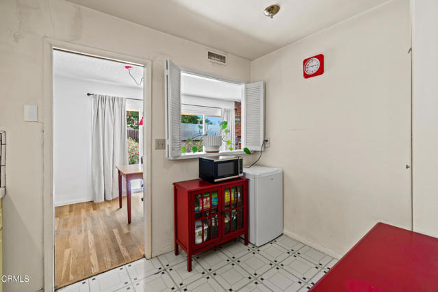 6449 Quakertown Avenue, Woodland Hills CA: https://media.crmls.org/mediaz/f040b122-06ed-4591-a51e-f5dd21d0d889.jpg