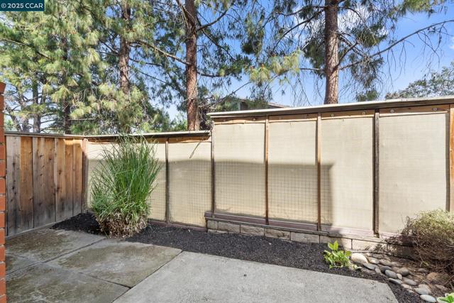 1706 Siskiyou Dr, Walnut Creek CA: https://media.crmls.org/mediaz/f040cbe8-e6f5-4296-893e-fb94534ad6fd.jpg