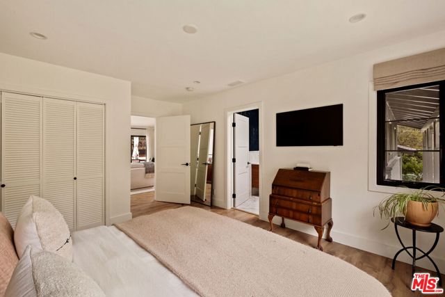 3476 Mandeville Canyon Road, Los Angeles CA: https://media.crmls.org/mediaz/f0414697-96dc-41b3-923d-3d0b71e373e8.jpg