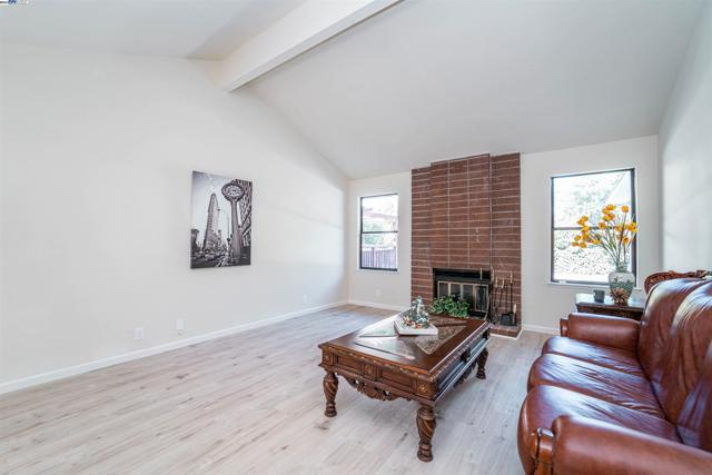 Image 6 of 33 For 3767 Fairlands Dr