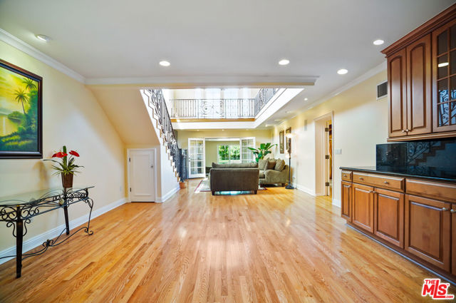 Image 14 of 58 For 10655 Camarillo Street