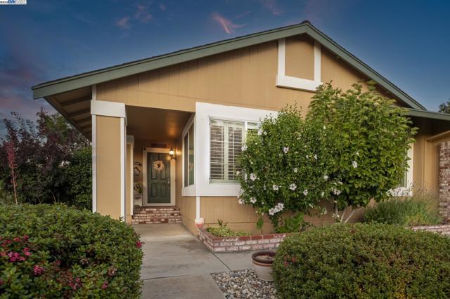 368 Beverly St, Livermore CA: https://media.crmls.org/mediaz/f0453ff6-e463-434c-a950-56a5c6b13c62.jpg