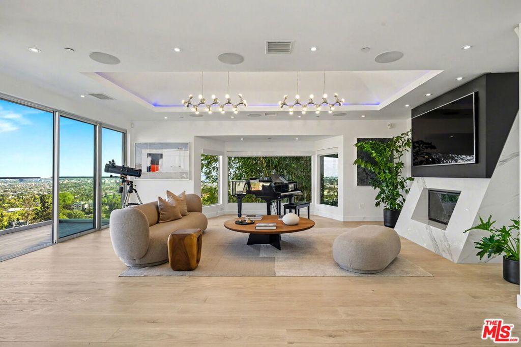 https://media.crmls.org/mediaz/f04593bb-8227-4e1d-95ac-8864c96803c7.jpg?preset=X-Large