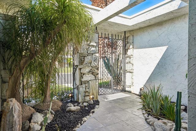 2320 Paseo Del Rey, Palm Springs, CA 92264