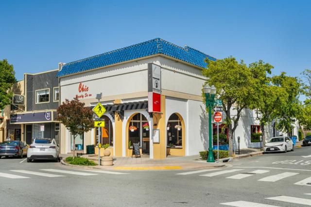 1317 Laguna Avenue, Burlingame CA: https://media.crmls.org/mediaz/f045fb87-4349-47cf-aabd-b40a049aaab6.jpg