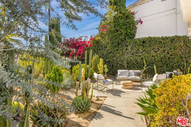 5108 Escobedo Drive, Woodland Hills CA: https://media.crmls.org/mediaz/f0469978-a597-40ae-83ba-f554df3410d0.jpg