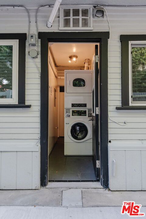 617 Westmount Drive, West Hollywood CA: https://media.crmls.org/mediaz/f046eb47-1bb6-4619-9b26-170aabe258c2.jpg