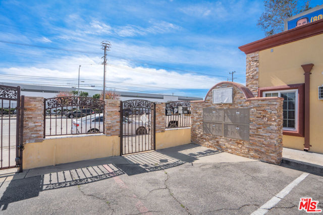 Image 8 of 27 For 11329 Sherman Way