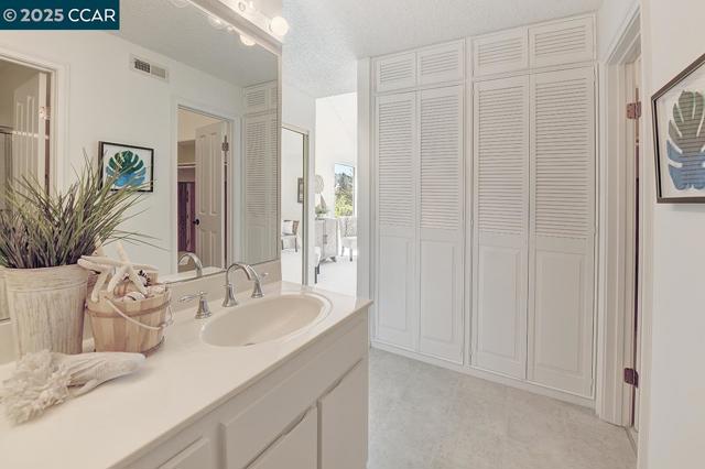 3244 Terra Granada Dr, Walnut Creek CA: https://media.crmls.org/mediaz/f0470f06-b020-49eb-adaa-5195da938523.jpg