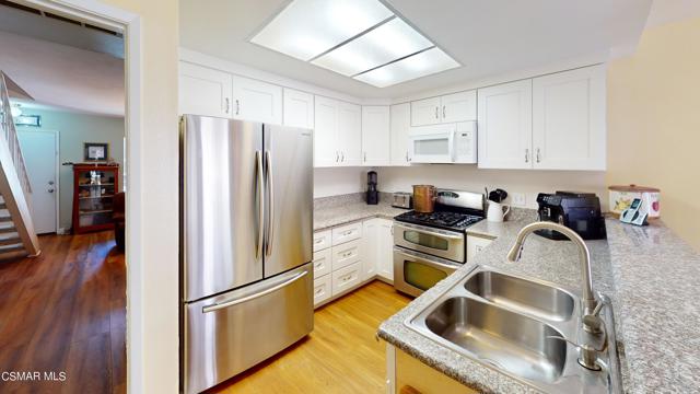 232 Gazania Court, Thousand Oaks CA: https://media.crmls.org/mediaz/f0471b91-0192-4858-9039-7779ec47f13b.jpg