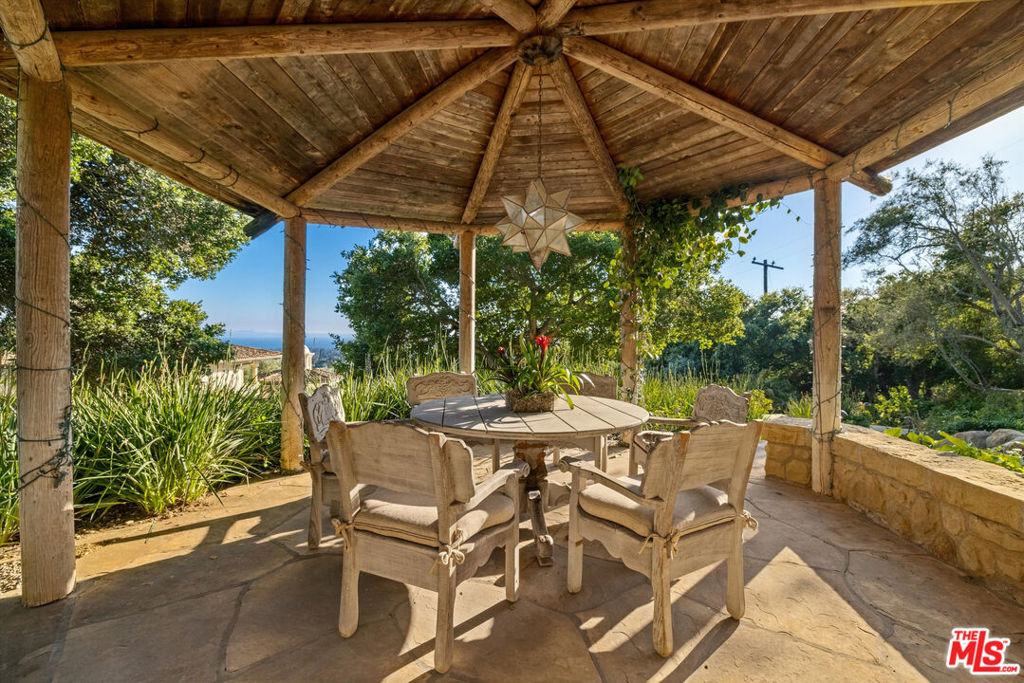 https://media.crmls.org/mediaz/f047a86a-045d-43ee-8989-0d71d71148b4.jpg?preset=X-Large