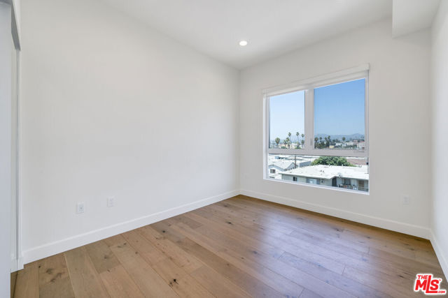 105 S Mariposa Avenue, Los Angeles CA: https://media.crmls.org/mediaz/f047b2ef-fbd7-4c28-be10-ecbbc1660384.jpg